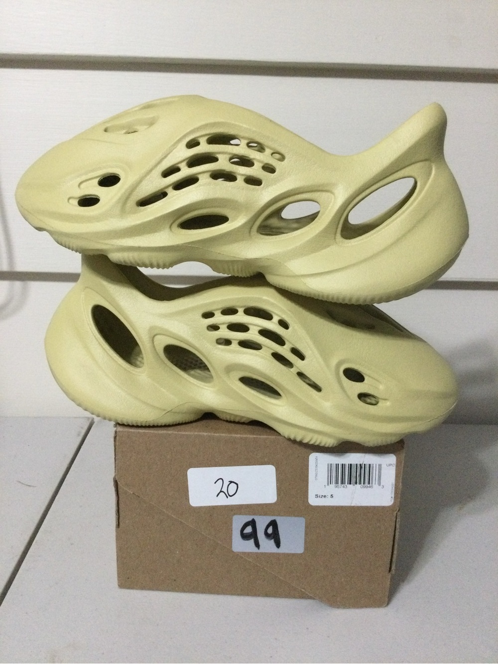 Kids sz 5 Lightweight Slip-On Foam Shoes in Pale Yellow